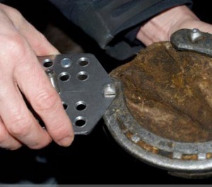Skruva i brodden med broddplattan